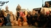 جہادی گروپ اسلامک اسٹیٹ آف عراق اینڈ دی لیونٹ [ISIL] کی طرف سے 8 جون 2014 کو اپ لوڈ کی گئی ایک پروپیگنڈہ ویڈیو سے لی گئی ایک تصویر میں مبینہ طور پر داعش کے عسکریت پسند عراق کے شہر تکریت کے قریب جمع ہوتے دکھائے گئے ہیں۔ فائل فوٹو