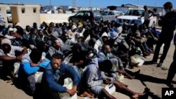 Des migrants africains attendent de recevoir une assistance médiale après avoir été secourus par des gardes-côtes, Tripoli, Libye, 11 avril 2016. (AP Photo/Mohamed Ben Khalifa)