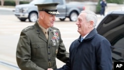 ژنرال جوزف دانفورد رئیس ستاد مشترک نیروهای مسلح (چپ) و جیم متیس وزیر دفاع ایالات متحده - ۲۱ ژانویه ۲۰۱۷ 