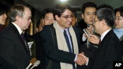 지난 2004년 북한 핵 시설을 방문한 직후 서울을 찾은 프랭크 자누지 전 미 상원 외교위 전문위원(가운데)과 키스 루스 전문위원(왼쪽). (자료 사진)