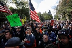 Anggota serikat pekerja Departemen Pemadam Kebakaran Kota New York (FDNY), pekerja kota dan lainnya berdemonstrasi selama protes terhadap mandat vaksin COVID-19 kota di Upper East Side Manhattan di New York City, New York, AS, 28 Oktober 2021. (Foto: Reuters)