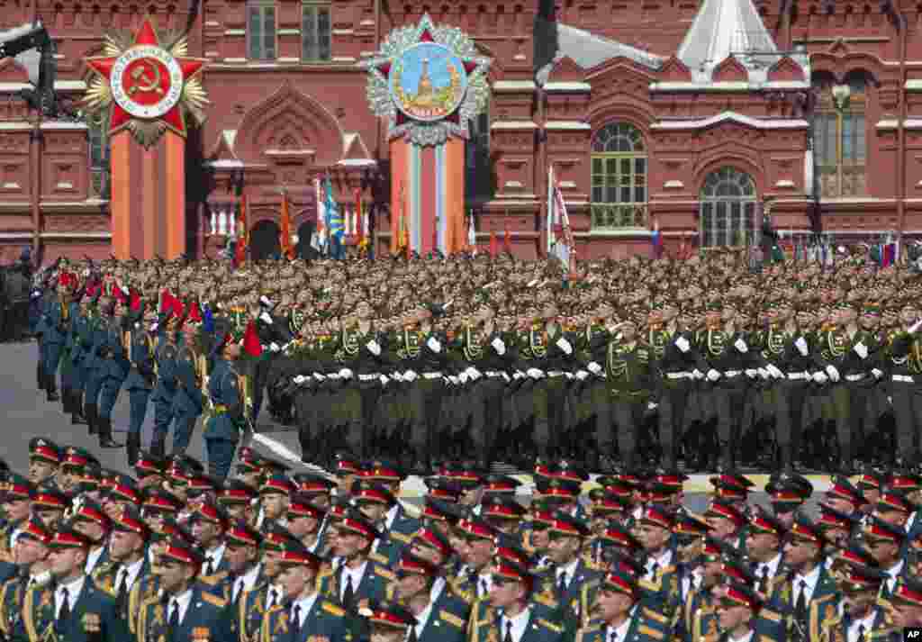 Russian army soldiers march along the Red Square during the Victory Parade marking the 70th anniversary of the defeat of the Nazi Germany in World War II, in Moscow, May 9, 2015.
