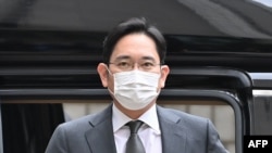 Wakil Direktur Samsung Electronics Lee Jae-yong tiba di pengadilan Seoul, 9 November 2020. (Foto: Jung Yeon-je / AFP)