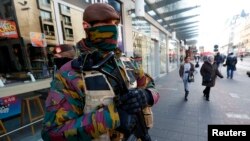 벨기에 경찰이 파리 테러범 검거 작전에 나선 가운데, 23일 무장한 군인이 브뤼셀 중심가를 순찰하고 있다.