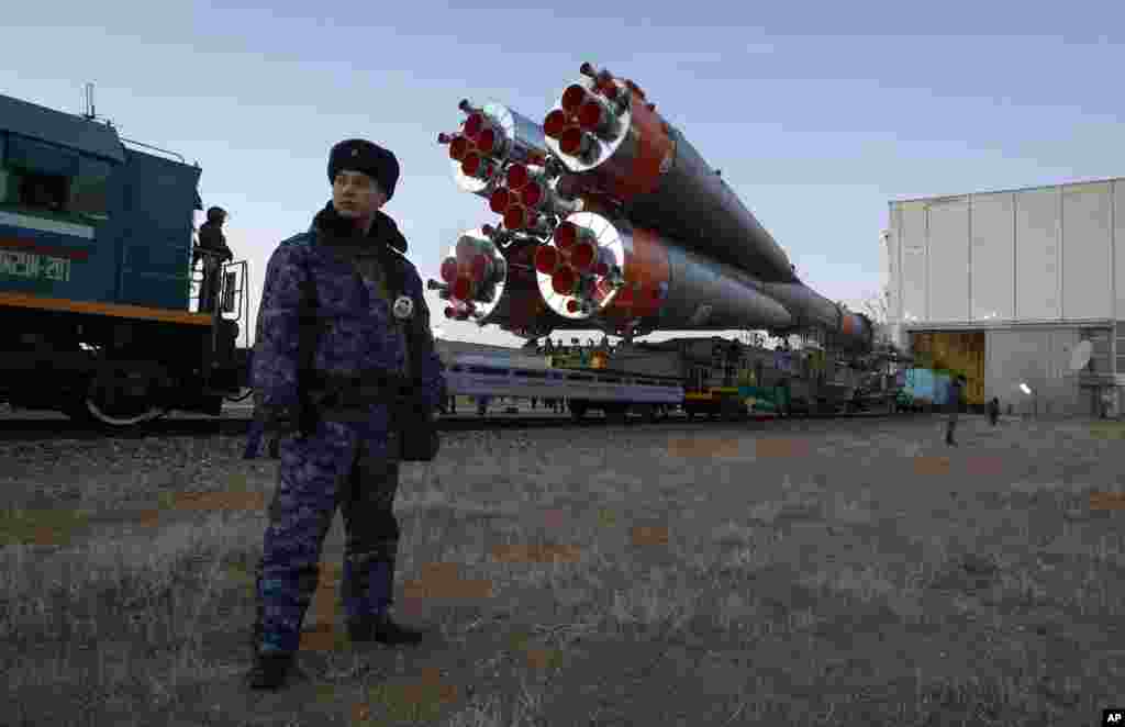 پایگاه فضایی روسیه در قزاقستان؛ پلیس از موشک سایوز محافظت می&zwnj;کند.