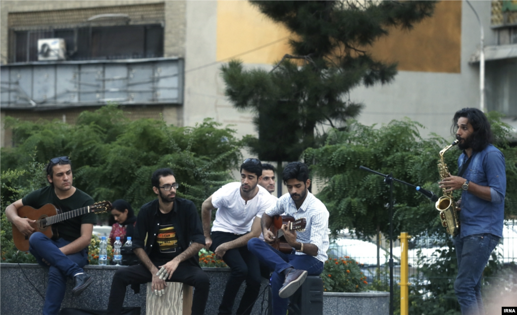 تصویر اجرای موسیقی توسط گروه خیابانی مقابل متروی میدان جهاد (فاطمی) تهران عکس: مهدی جعفری 
