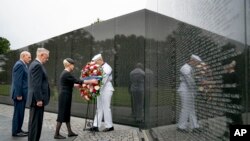 La viuda del senador John McCain coloca una ofrenda flora en el Monumento a la Guerra de Vietnam en Washington acompañada por el jefe de Gabinete, John Kelly, (izquierda) y el secretario de Defensa de EE.UU., Jim Mattis, el sábado, 1 de septiembre de 2018.