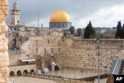 Masjid Kubah Batu di kompleks Masjid Al Aqsa, dan Tembok Barat, situs paling suci tempat orang Yahudi dapat berdoa, terlihat di Kota Tua Yerusalem, Jumat, 10 April 2020. (Foto: AP)