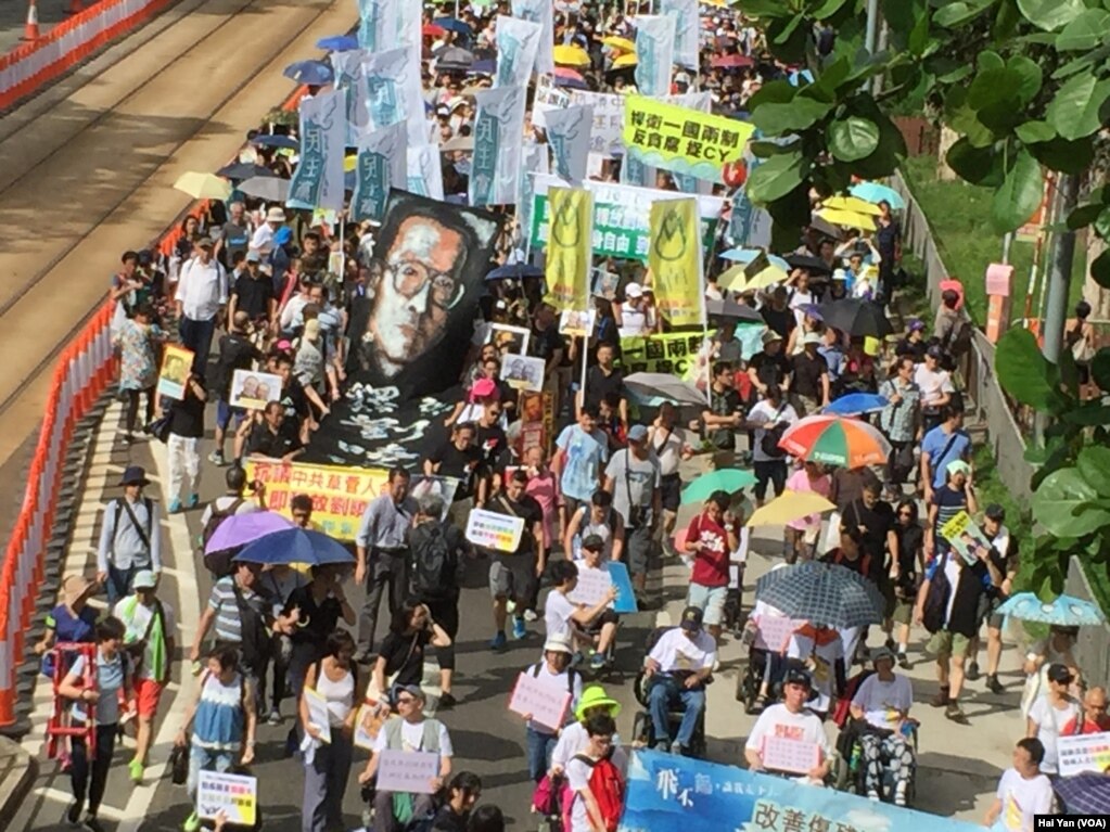 数以万计港人七一大游行捍卫一国两制(美国之音海彦拍摄)