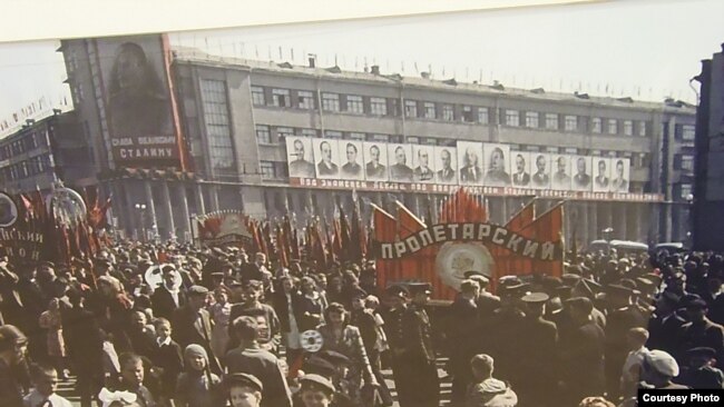莫斯科多媒体展览馆2011年举办的一次图片展览中，期中一张图片介绍1948年莫斯科市民欢庆五一节，背景有列宁、斯大林和日丹诺夫等苏共领导人像。照片由苏联摄影师米科沙拍摄。