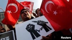 Para pendukung tokoh oposisi Turki, ulama Fethullah Gulen, melakukan unjuk rasa di Istanbul (19/12).