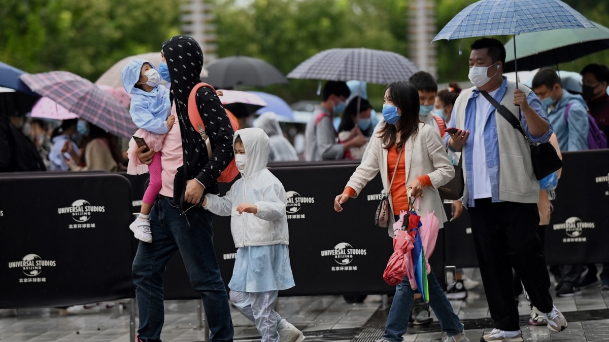 美中关系虽跌宕起伏 北京环球影城仍雨中开业