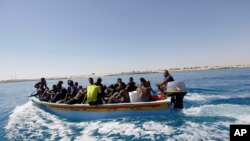 Un groupe de migrants vient d'être secourus par les gardes-côtes libyens, à l'est de Tripoli, le 8 juillet 2017.