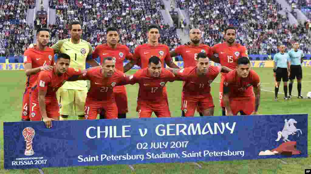 &#39;Yan wassan kwallo kafa na kasar Chile kafin a fara wasan karshe a babban fili na wasanni dake garin Saint Petersbourg dake Rasha a ranar Lahadi 2 ga watan Yuni shekarar 2017.