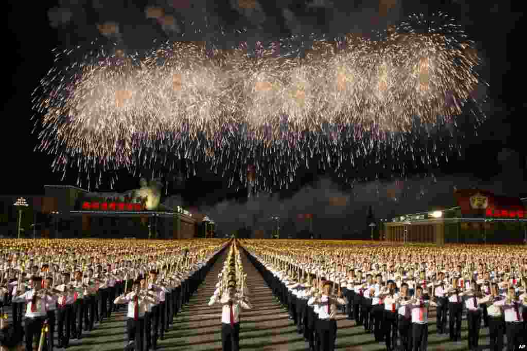 2018年9月10日，朝鲜学生在平壤参加庆祝朝鲜建国70周年的火炬之光游行。