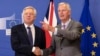 17일 벨기에 브뤼셀에서 미셸 바르니에 EU 대표(오른쪽)와 데이비드 데이비스 영국 브렉시트 장관이 만나 악수하고 있다.