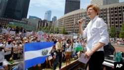 Senatorka Elizabet Voren govorti na skupu protiv razdvajanja roditelja i dece imigranata, 30. juna 2018. u Bostonu. (Foto: AP/Winslow Townson)