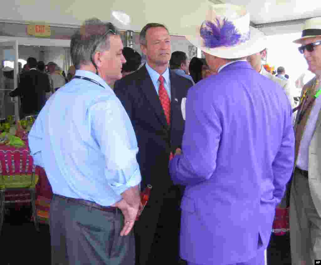 Maryland Governor Martin O'Malley talks to racegoers about which horses are their favorites. (VOA - C. Babb)