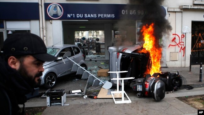 Varios vehículos fueron incendiados en París durante las manifestacioens del 1 de mayo de 2018.