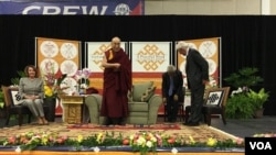 2016年6月13日，演员理查·基尔和众议院少数党领袖佩洛西和来华盛顿访问的达赖喇嘛同台参加在美利坚大学举办的一场活动。