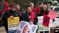 Người biểu tình tập trung trước Tòa Bạch Ốc ở Washington, 19/11/2014, thúc giục Tổng thống Obama tiến hành các hành động hành pháp về vấn đề nhập cư. 