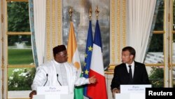 Niger's President Mahamadou Issoufou and French President Emmanuel Macron attend a joint press conference after their meeting at the Elysee Palace in Paris, France, June 4, 2018. 