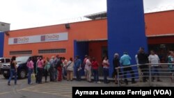 Los venezolanos invierten has cinco horas haciendo colas para comprar alimentos de primera necesidad.