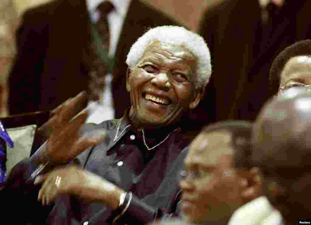 L&#39;ancien président Nelson Mandela de l&#39;Afrique du Sud fait un geste à l&#39;inauguration de la galerie du parlement au Cap, le 11 Février 2010. 