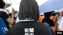 香港有記者穿上印有「新聞自由」的T恤上街，工作兼表達捍衛香港新聞自由的訴求 （資料圖片）