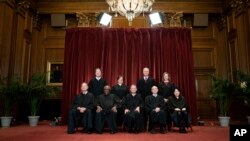 Mamm Kou Siprèm nan. Chita, sòti sou men goch: Jij Samuel Alito, Jij Clarence Thomas, Prezidan John Roberts, Jij Stephen Breyer ak Jij Sonia Sotomayor;- Debou: Jij Brett Kavanaugh, Jij Elena Kagan, Jij Neil Gorsuch ak Jij Amy Coney Barrett. (Foto: Erin Schaff/The N.Y. Times).