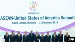အာဆီယံခေါင်းဆောင်တွေနှင့် အမေရိကန်သမ္မတ Barack Obama တို့ မလေးရှားနိုင်ငံတွင် ထိပ်သီးစည်းဝေးပွဲ ကျင်းပစဉ်။