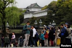 Wisatawan mengunjungi Istana Kekaisaran di Tokyo, Jepang, 30 April 2019. (Foto: Reuters)