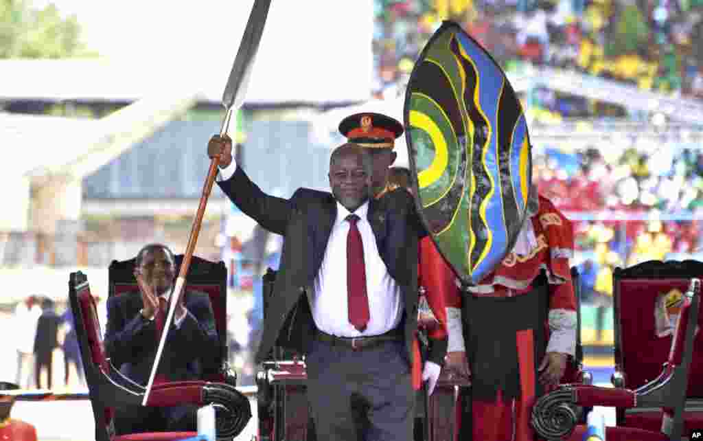Le nouveau président de la Tanzanie John Pombe Magufuli tient une lance cérémonielle et le bouclier, symboles de sa prise de pouvoir, lors de la cérémonie de prestation de serment à Uhuru Stadium à Dar es Salaam, en Tanzanie, jeudi 5 novembre 2015. (AP Photo / Khalfan Saïd)