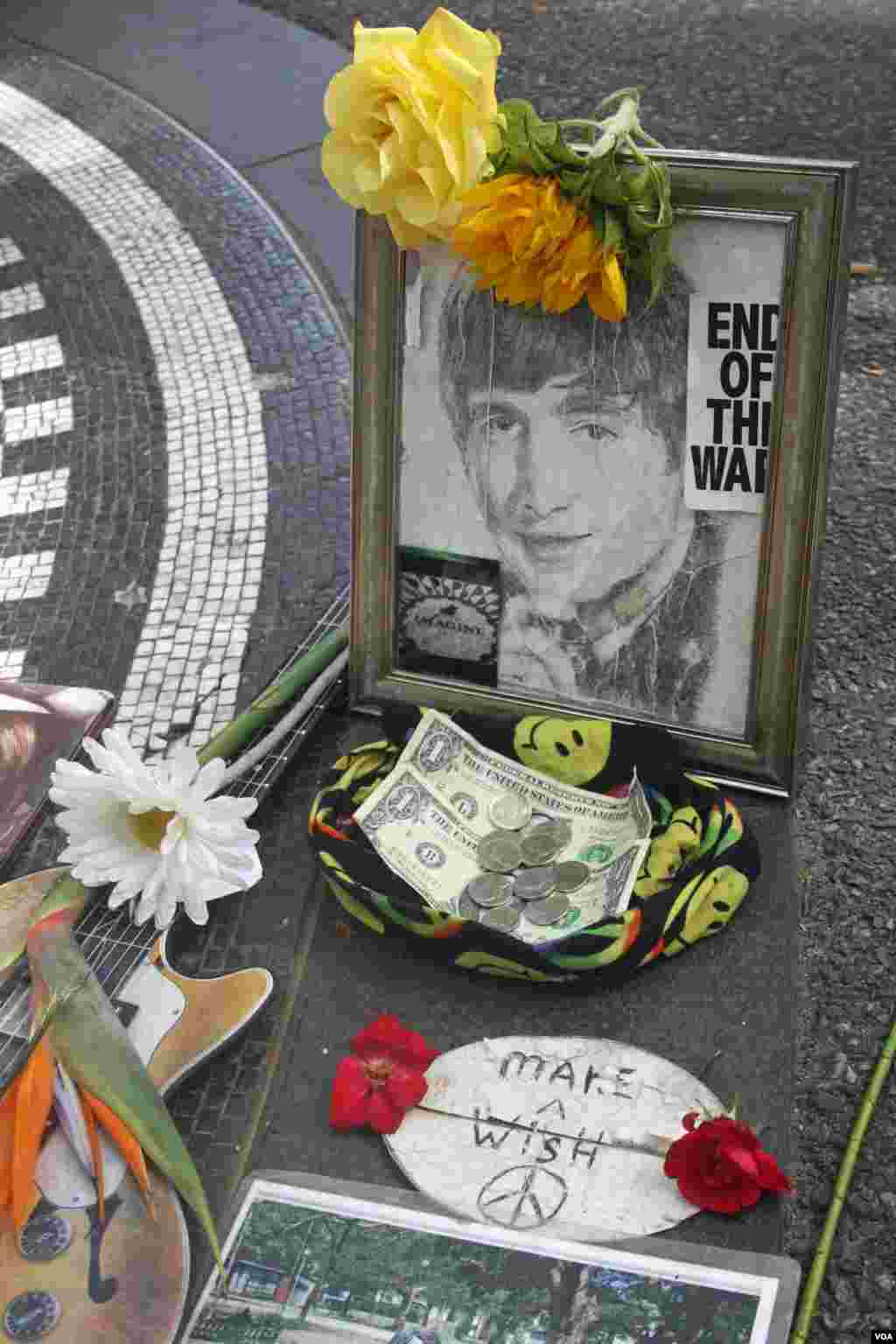 Este homenaje al l&iacute;der de la banda brit&aacute;nica est&aacute; situado en la parte oeste de Central Park, entre las calles 71 y 74. Era una zona por la que a Lennon le gustaba pasear con su mujer, Yoko Ono. 