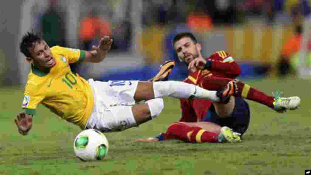 O espanhol Gerard Pique (dir) engana o brasileiro Neymar durante jogo da final da Taça das Confederações, no estádio Maracanã (30 de Junho 2013)