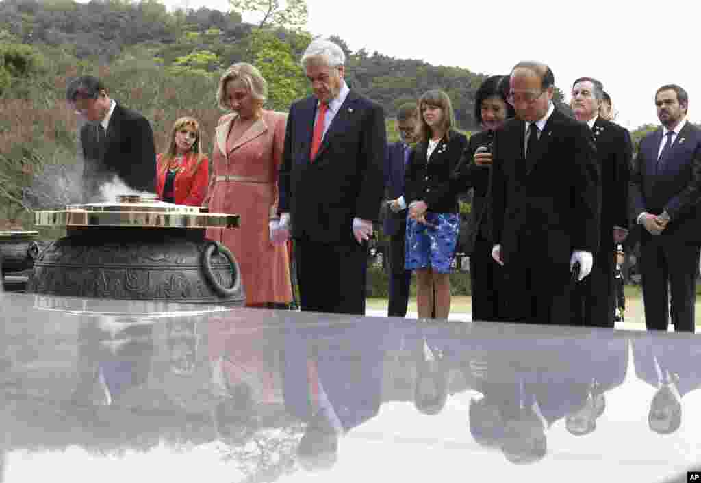 رئیس جمهوری شیلی که در کره جنوبی حضور دارد، به قربانیان جنگ کره ادای احترام می کند.&nbsp;