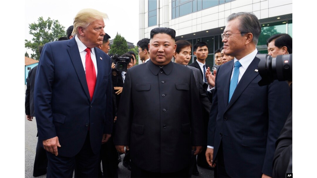 Presiden AS Donald Trump, pemimpin Korut Kim Jong Un dan Presiden Korsel Moon Jae-in di zona demiliterisasi (DMZ), Minggu (30/6).