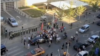 反日示威新发展：民众围攻美大使座驾