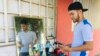 El barbero “de calle” venezolano, un oficio reanimado por la crisis