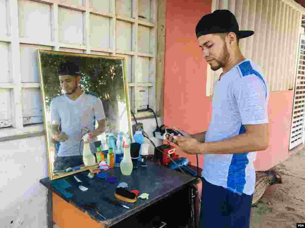 Abraham Díaz, barbero de calle venezolano, en Maracaibo. Foto: Gustavo Ocando/VOA.