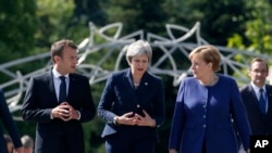 에마뉘엘 마크롱 프랑스 대통령(왼쪽부터), 테레사 메이 영국 총리, 앙겔라 메르켈 독일 총리가 지난해 5월 불가리아 소피아에서 열린 'EU-서발칸 국가 정상회의' 중 별도회담을 열었다. 