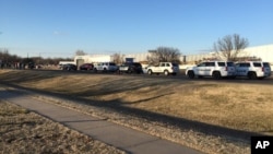 Xe cảnh sát xếp thành hàng trên đường sau vụ xả súng ở Hesston, Kansas, ngày 25/2/2016. Ảnh: KWCH-TV.