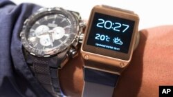 Un hombre se prueba en Galaxy Gear de Samsung junto a su reloj regular, en Berlín, Alemania.