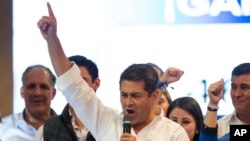 Según los últimos datos oficiales, el presidente Hernández suma 1.410.827 votos por los 1.358.488 de Nasralla con el 99,90% de los votos procesados.