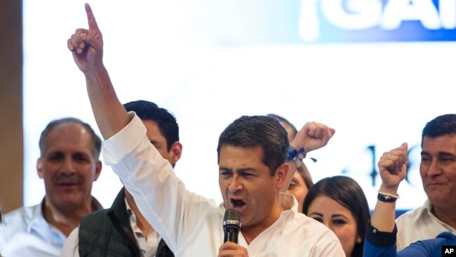 Según los últimos datos oficiales, el presidente Hernández suma 1.410.827 votos por los 1.358.488 de Nasralla con el 99,90% de los votos procesados.