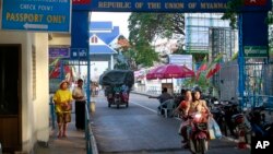 ရွှေတြိဂံနယ်မြေ တာချီလိတ်မြို့ရှိ ထိုင်း - မြန်မာ နယ်စပ်ဂိတ် (မှတ်တမ်းဓာတ်ပုံ - မေ ၂၁၊ ၂၀၁၂)
