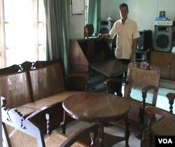 Satu set mebel yang dulu pernah dipakai Bung Karno ketika tinggal di Bandung.