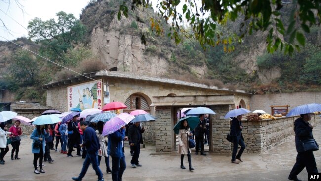 源源不断的参观者在中国领导人习近平青年时期在中国陕西省梁家河住过的窑洞里参观。（ 2016年10月22日）