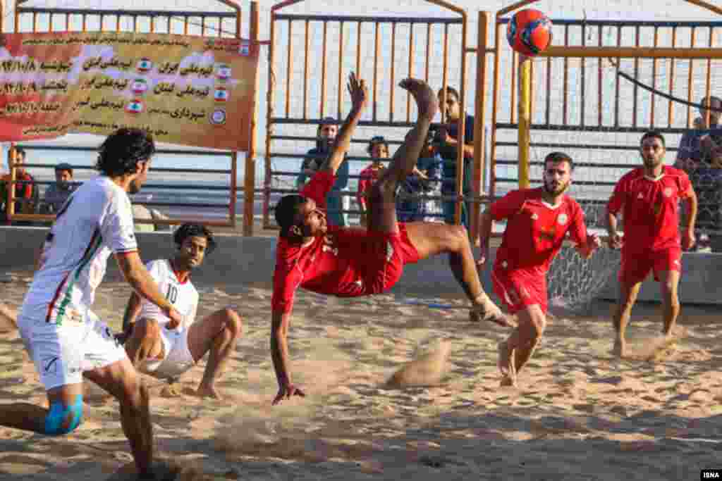 دیدار دوستانه تیم های ملی فوتبال ساحلی ایران و لبنان در بندرعباس عکس: مصطفی چشم به راه