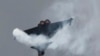 نمایش آکروباتیک یک فروند جت جنگنده داسو رافال فرانسه در نمایشگاه هوائی پاریس- آرشیو 